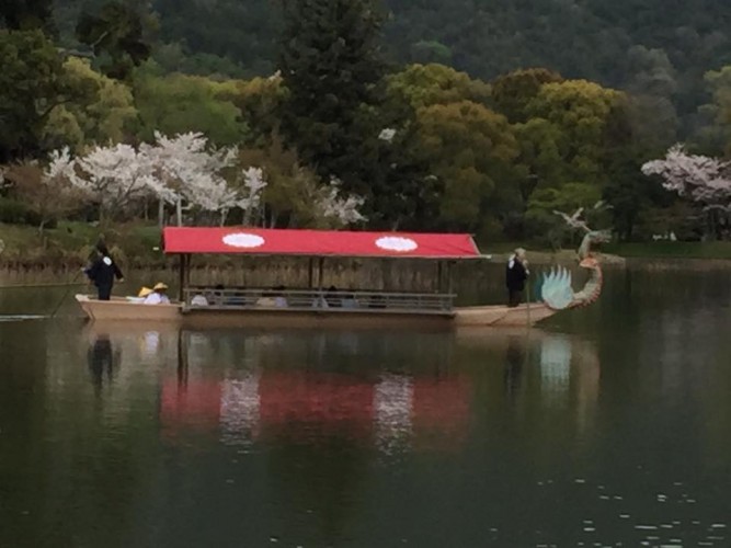 大覚寺の大沢池の竜頭鷁首